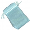 Caderno Scrapy com nome do convidado apresentado em uma bolsa de organza azul claro personalizada