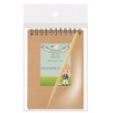 Caderno Scrapy com nome do convidado apresentado em uma bolsa de organza azul claro personalizada