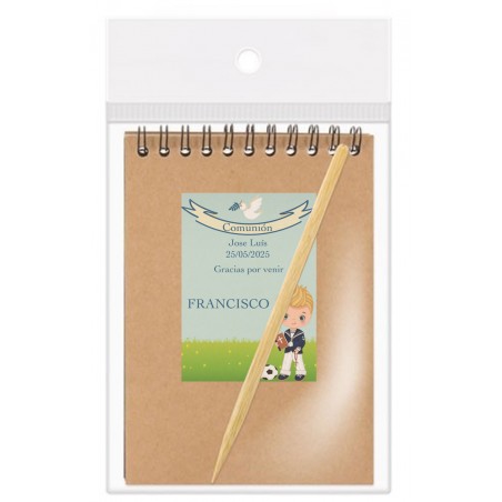 Caderno Scrapy com nome do convidado apresentado em uma bolsa de organza azul claro personalizada