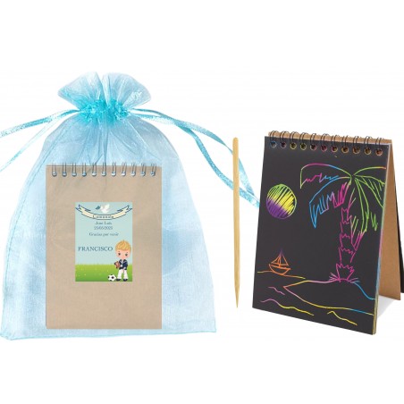 Caderno Scrapy com nome do convidado apresentado em uma bolsa de organza azul claro personalizada