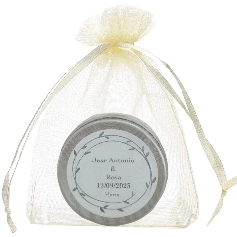 Vela aromatizada com nome de convidada em bolsa de organza bege personalizada