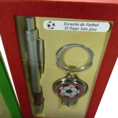 Chaveiro corta-unhas e caneta em caixa personalizada para futebolistas