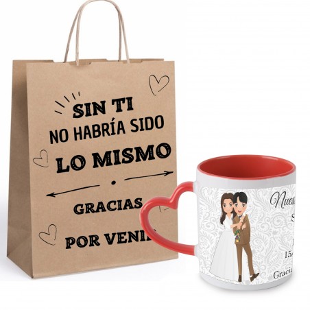 Caneca personalizada em formato de coração para casamento apresentada em saco kraft