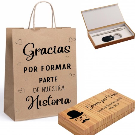 Caneta e chaveiro em caixa de madeira personalizada com frase e nomes, apresentados em saco kraft com frase.
