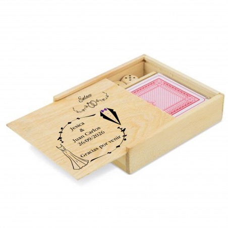 Baralho de cartas e dados em caixa de madeira personalizada com nomes, data e frase de agradecimento