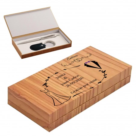 Caneta e chaveiro apresentados em caixa de madeira personalizada para casamento com frase de agradecimento