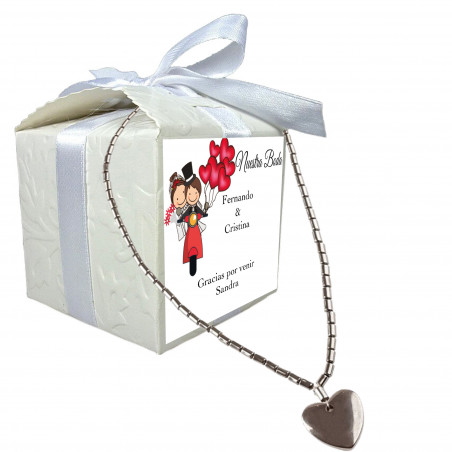 Colar coração em caixa com adesivo personalizado com nome do convidado nome dos noivos data e dedicatória