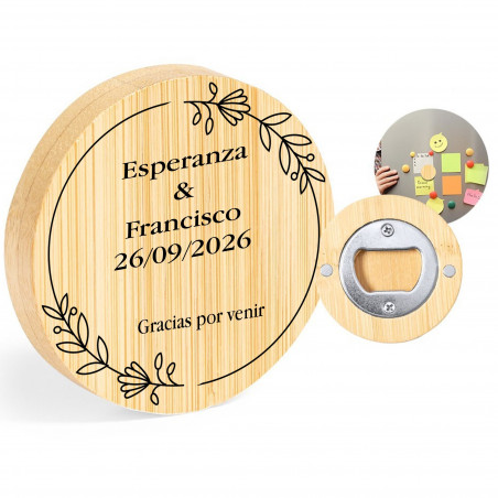 Abridor de garrafas personalizado com nomes, data e frase apresentado em uma caixa de casamento