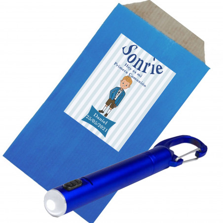Caneta lanterna led em envelope kraft com adesivo personalizado menino comunhão