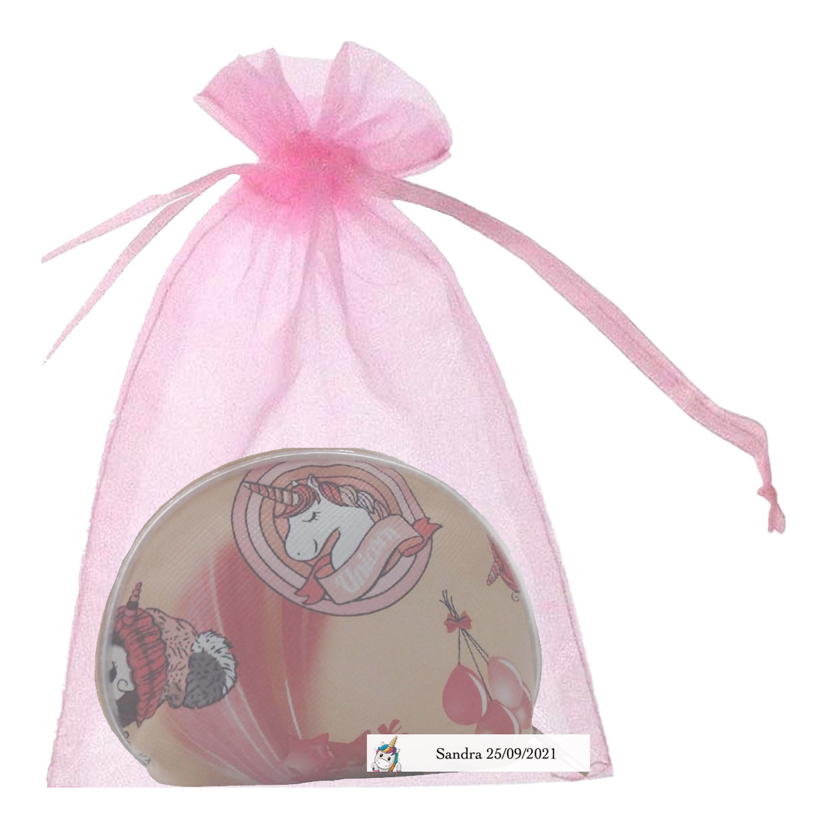 Bolsa unicórnio apresentada em saco de organza rosa personalizado com adesivo