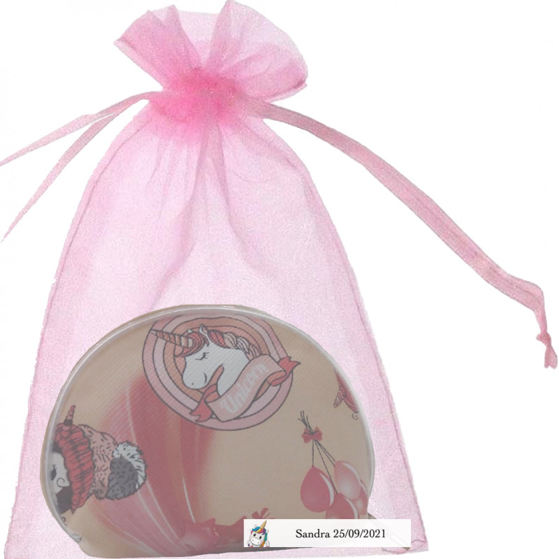 Porta-moedas unicórnio apresentado em bolsa de organza rosa personalizada com adesivo