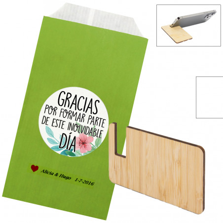 Suporte de madeira para celular apresentado em envelope kraft verde personalizado
