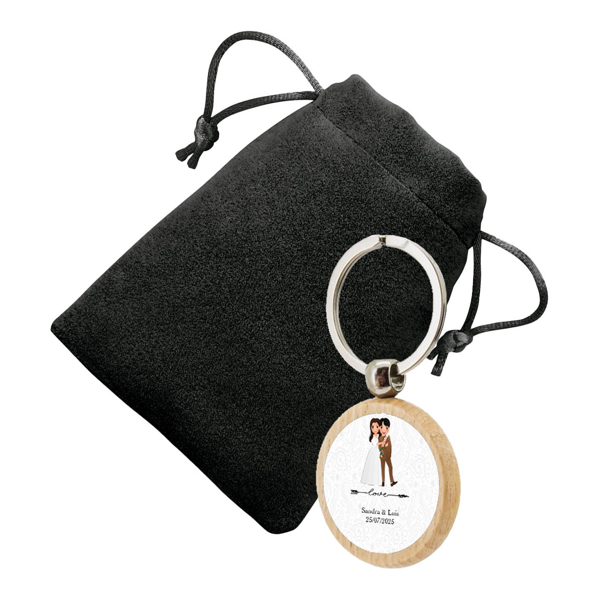Chaveiro circular de madeira personalizado com adesivo de casamento e apresentado em bolsa de camurça