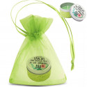 Vela aromática em lata personalizada com adesivo e apresentada em saco de organza