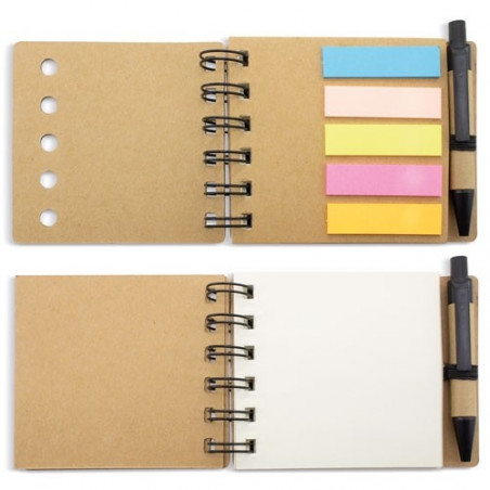 Caderno de argolas com post-its e folhas, além de caneta para escrever, em envelope kraft verde e adesivo de casamento