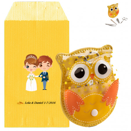 Acessórios de manicure em estojo em formato de coruja apresentados em envelope de casamento personalizado