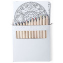 Lápis de cor em caixa de papelão com folhas de mandala e adesivos de Natal personalizáveis.