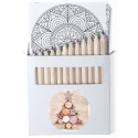 Lápis de cor em caixa de papelão com folhas de mandala e adesivos de Natal personalizáveis.