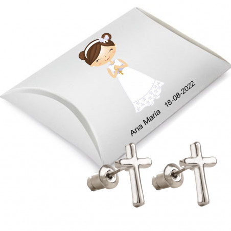 Brincos em formato de cruz apresentados em caixa de papelão prateada e adesivo de comunhão com nome
