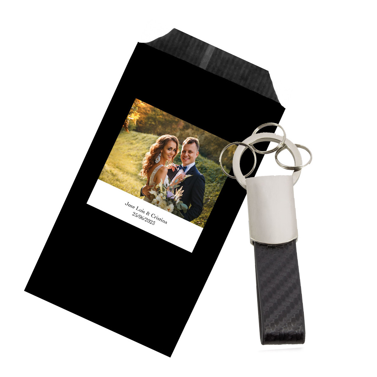Chaveiro com vários chaveiros com apresentação de presente e adesivo com foto de casamento