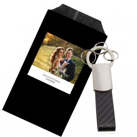 Chaveiro com vários chaveiros com apresentação de presente e adesivo com foto de casamento