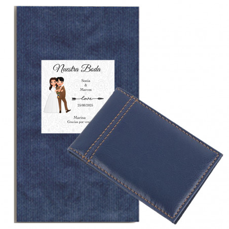 Porta cartões masculino em couro sintético apresentado como presente em envelope e adesivo para casamentos