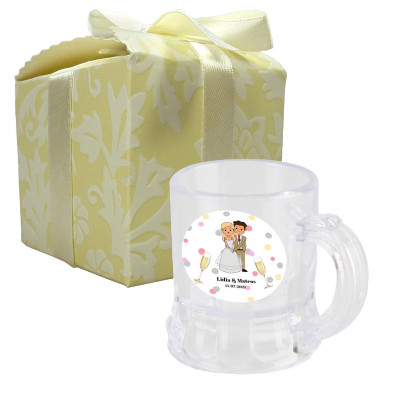 Copo de shot em uma caixa bonita com um pequeno adesivo de casamento personalizado