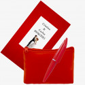 Bolsa vermelha intensa com caneta pequena correspondente apresentada em saco de papel para presente com adesivo para casamentos