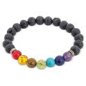 Pulseira de pedra vulcânica de 7 chakras em caixa branca com adesivos para um presente de comunhão personalizado