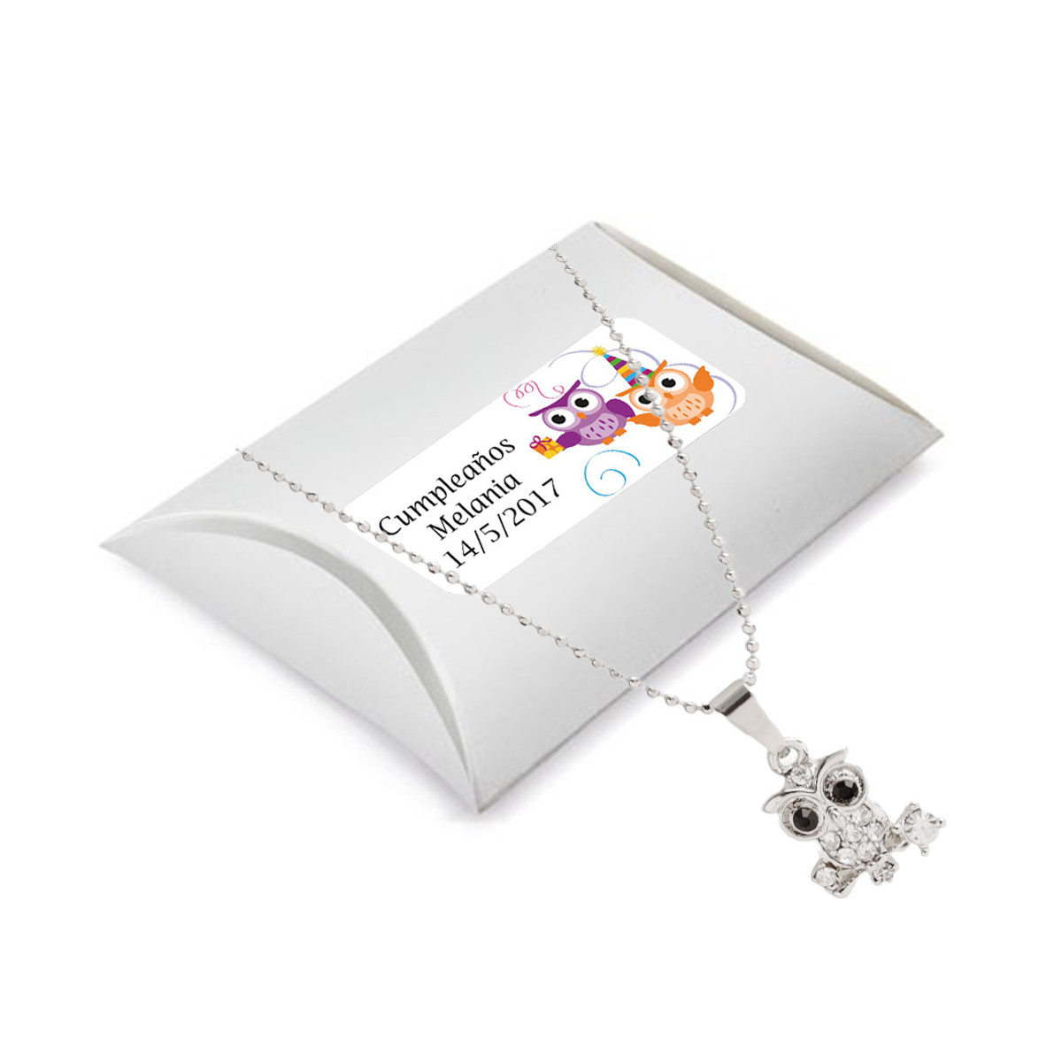 Gargantilha de joias finas com uma coruja em uma caixa de papelão e um adesivo de aniversário personalizado
