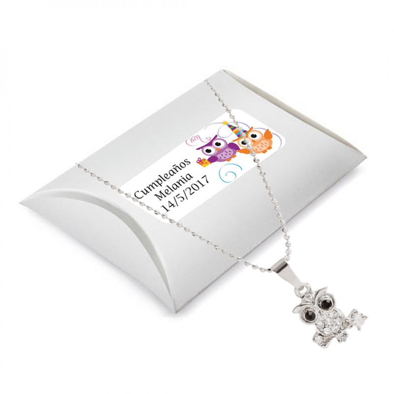 Gargantilha de joias finas com uma coruja em uma caixa de papelão e um adesivo de aniversário personalizado