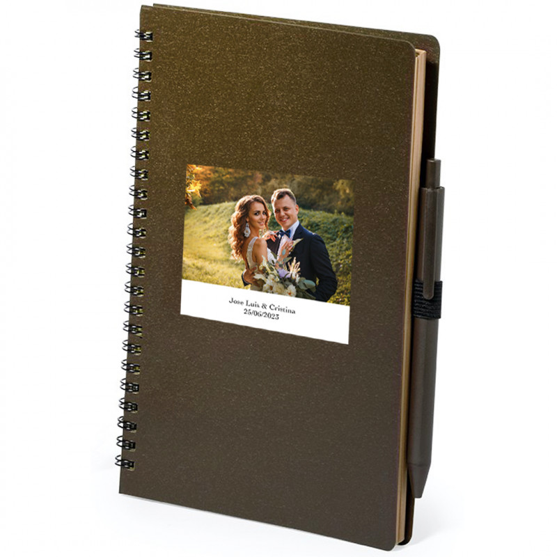 Caderno masculino cor café e com adesivo personalizado com foto de casamento