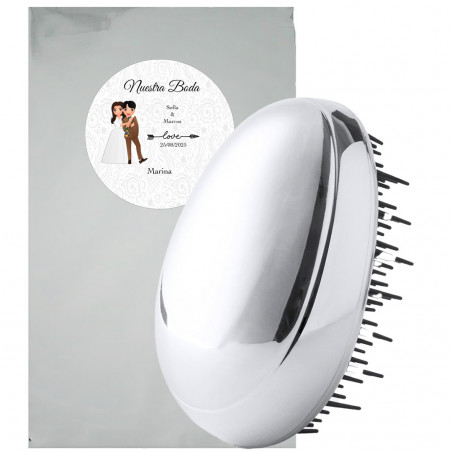 Escova de cabelo com caixa prateada apresentada em bolsa metálica com adesivos personalizados para casamentos