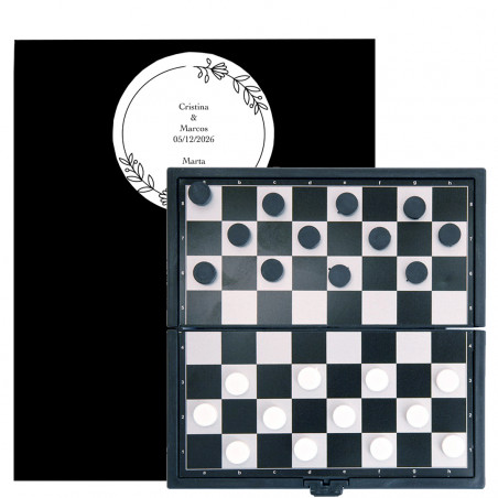Tabuleiro de damas com fichas magnéticas apresentado em envelope preto para presente com adesivo personalizado