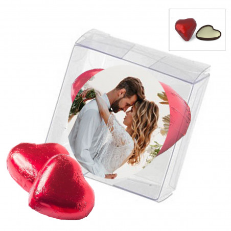 Caixa com chocolates em formato de coração e caixa transparente com adesivo personalizado