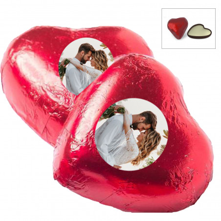 Bombons de chocolate em formato de coração com adesivo personalizado