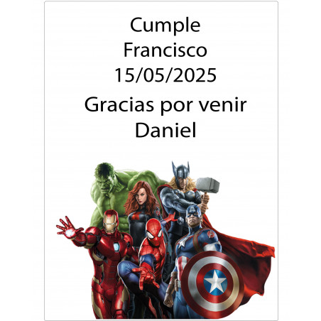 Marcadores fluorescentes em um envelope vermelho decorado com adesivos da Marvel para um presente personalizado.