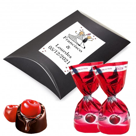 Chocolates com licor de cereja em uma caixa de presente como lembrancinha de casamento