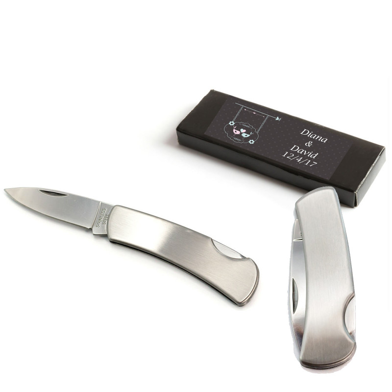 Canivete prateado em caixa preta com adesivo personalizado