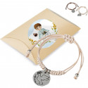 Pulseira de corda feminina com medalha pendente apresentada em caixa de presente com adesivo de comunhão personalizado