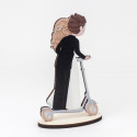Figura de noivos de madeira para bolos de casamento com patinete elétrico