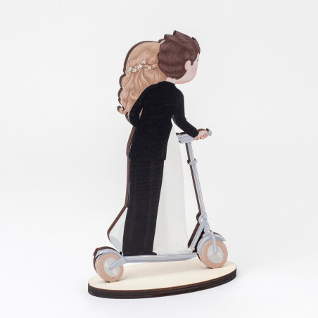 Figura de noivos de madeira para bolos de casamento com patinete elétrico