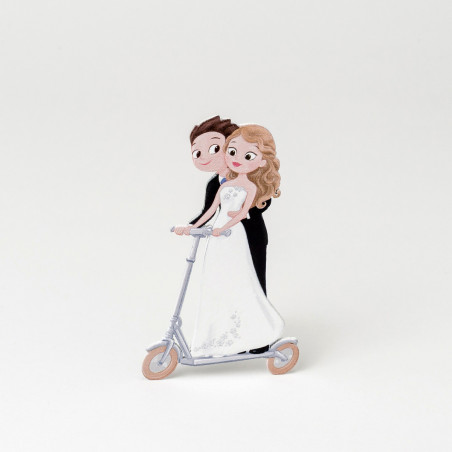 Figura de noivos de madeira para bolos de casamento com patinete elétrico