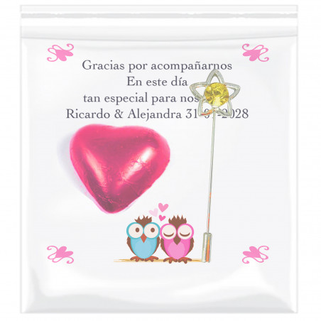 Pin de noiva com cartão personalizado e coração de chocolate