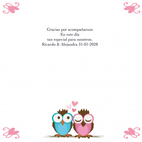 Pequenos arquivos em papelão apresentados com um cartão personalizável com texto