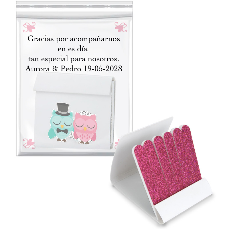 Pequenos arquivos em papelão apresentados com um cartão personalizável com texto
