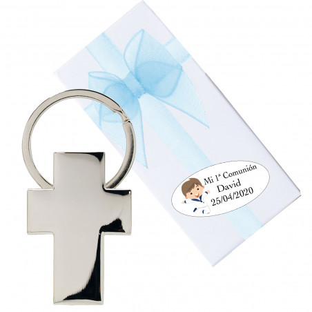 Chaveiro cruz de comunhão menino com adesivo personalizado apresentado em uma caixa