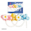 Conjunto orgânico de balões pastel e margaridas com corrente de balões.