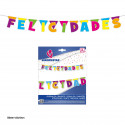 Guirlanda de felicitações, bandeirinhas e letras coloridas.