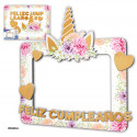 Photocall de unicórnio com flores e letras brilhantes. Ideal para aniversários mágicos.